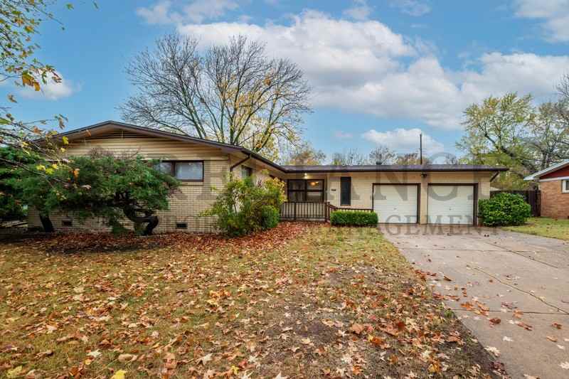 627 N Maus Ln - Photo 2 of 33