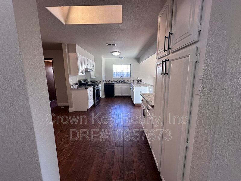 2020 Presidio Ave - Photo 3 of 23