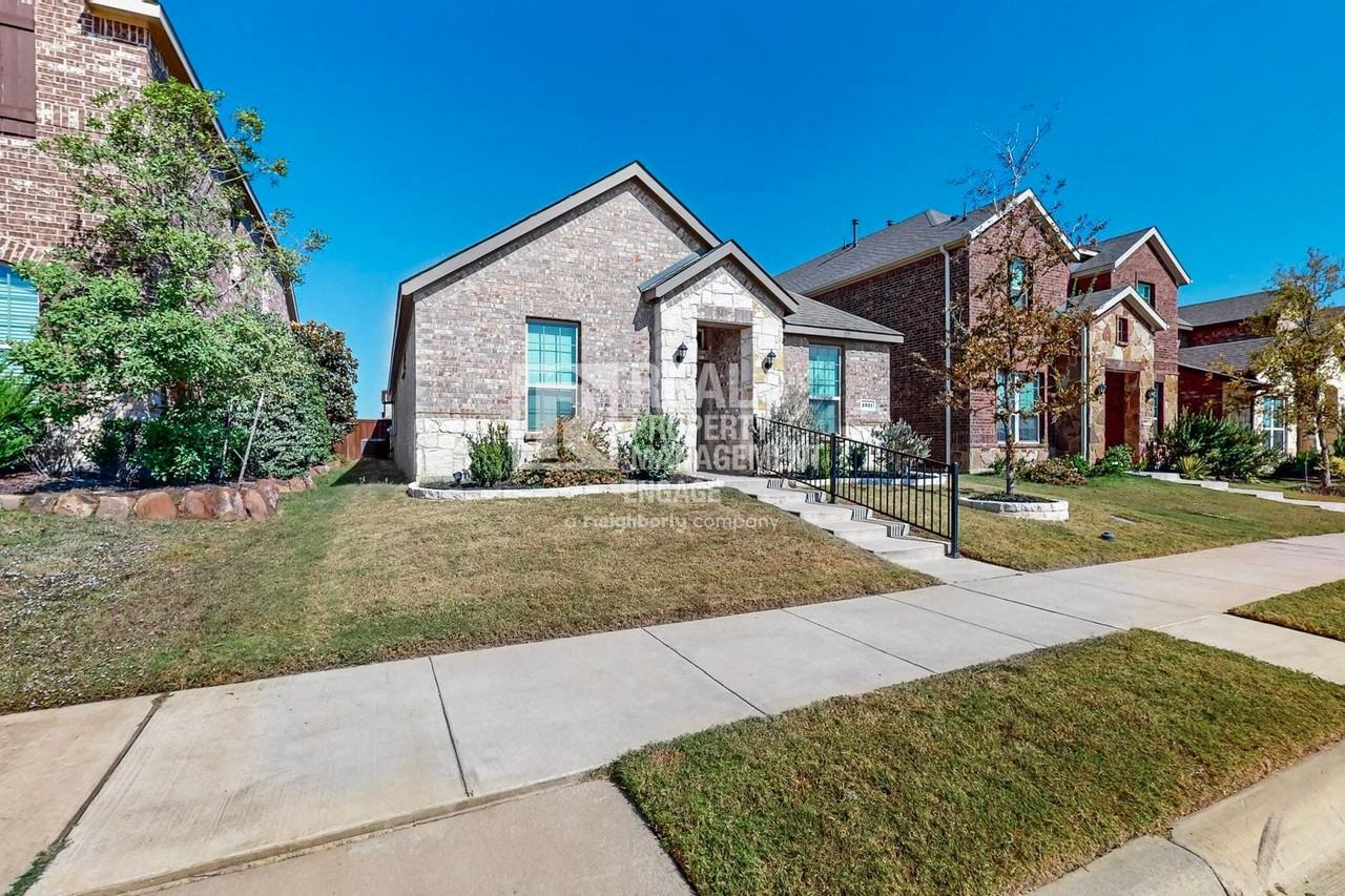 2321 Astapor Dr - Photo 4 of 39