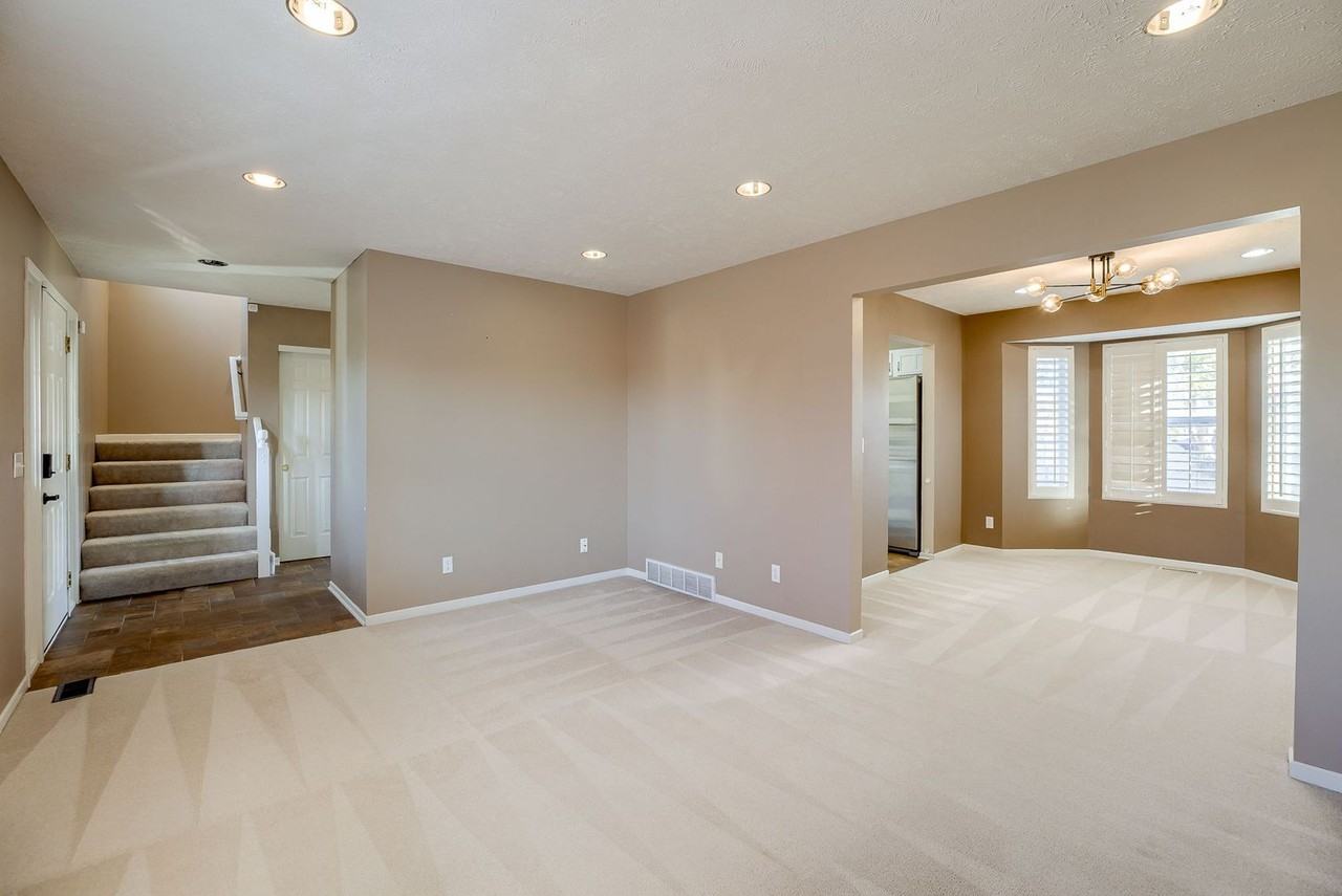 14704 Ruggles St - Photo 2 of 27