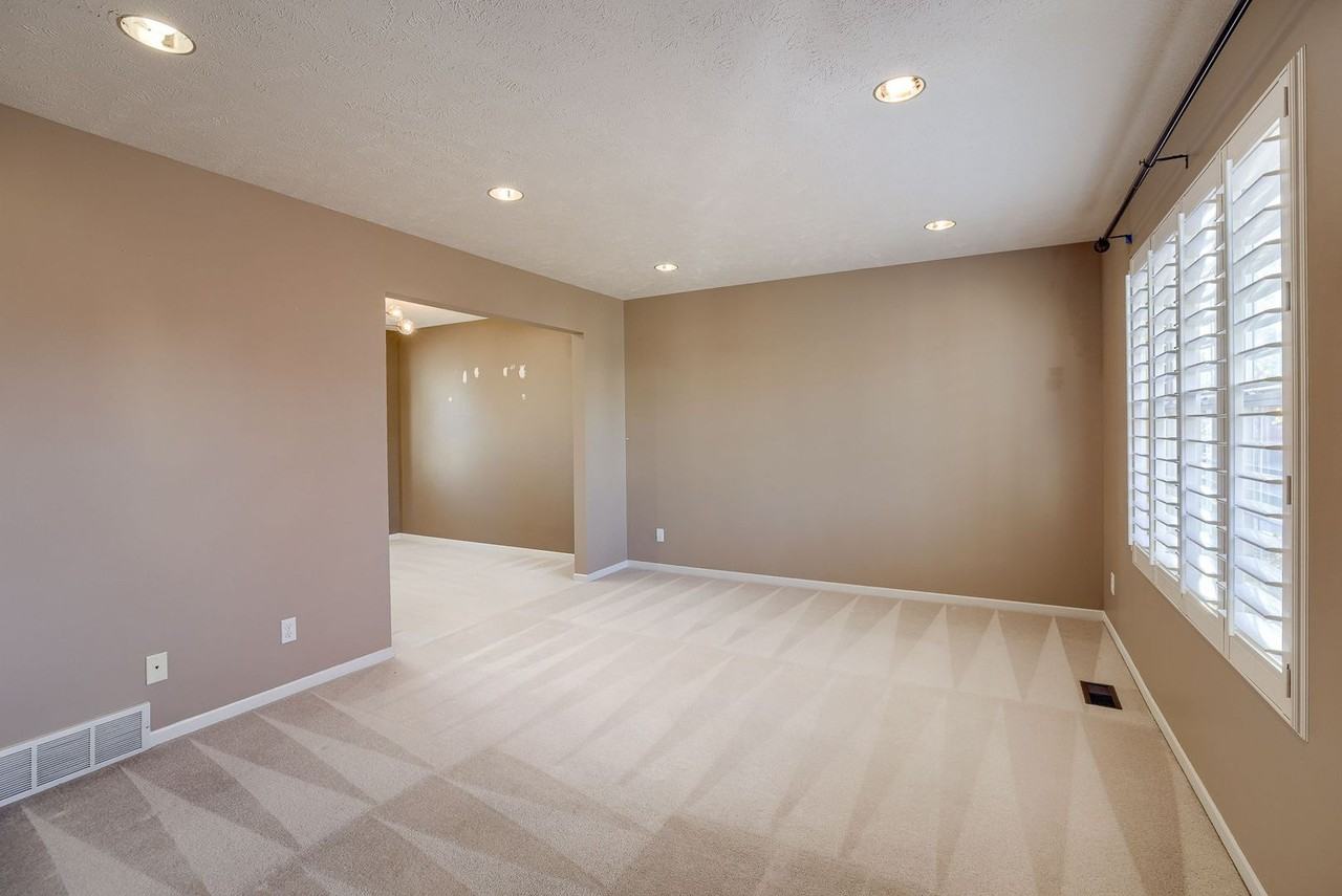 14704 Ruggles St - Photo 3 of 27