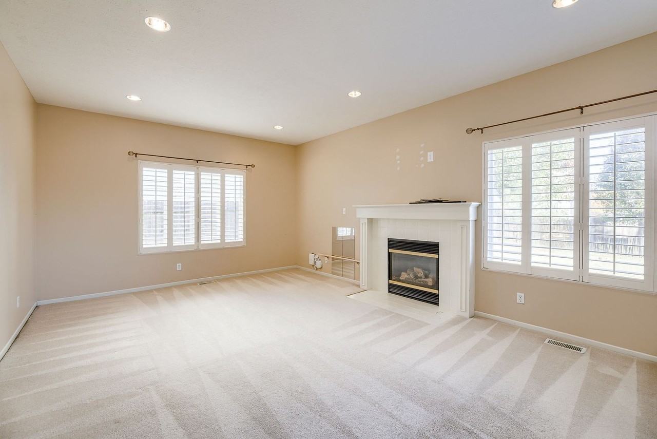 14704 Ruggles St - Photo 7 of 27