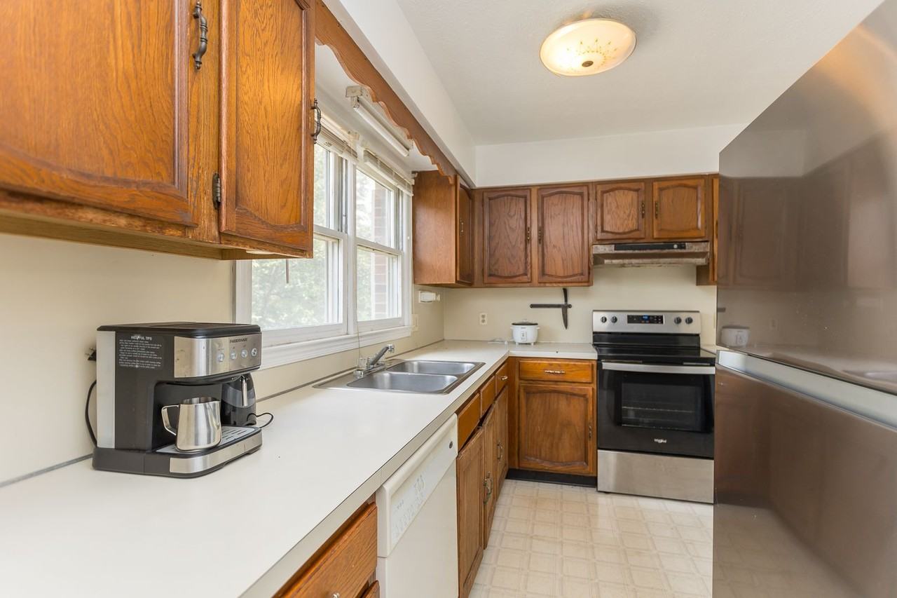 1124 Mountain View Dr - Photo 3 of 38