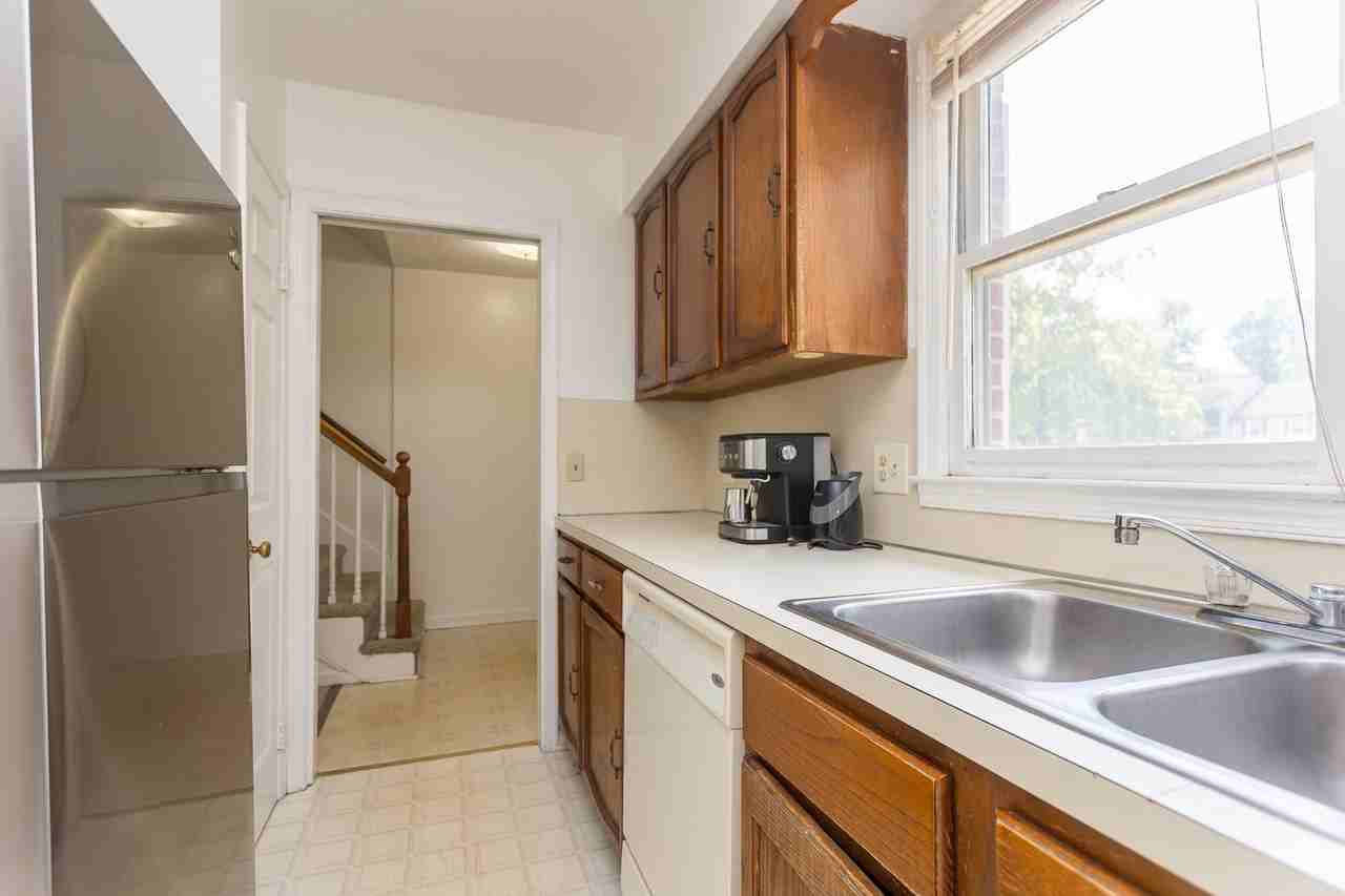 1124 Mountain View Dr - Photo 5 of 38