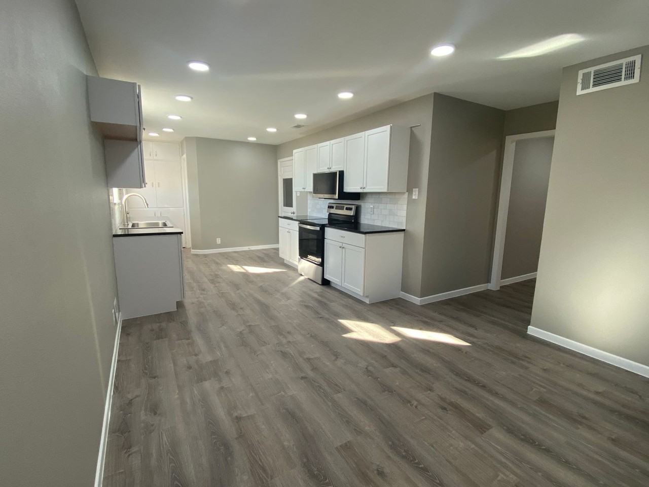 1445 W Ball St - Photo 3 of 13