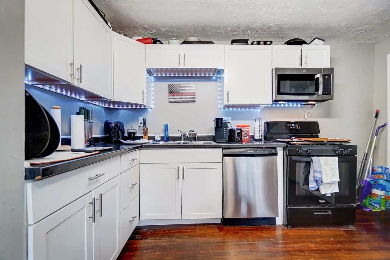 2312 Stratford Avenue - Photo 7 of 24