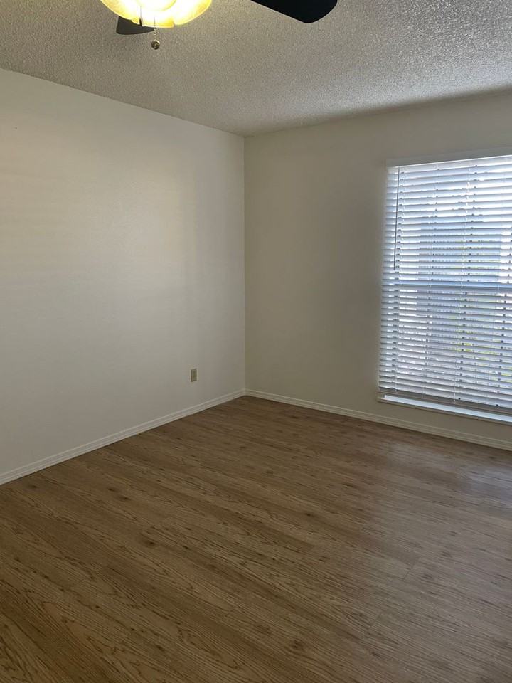 2402 N Grand Ave Apt B - Photo 2 of 17