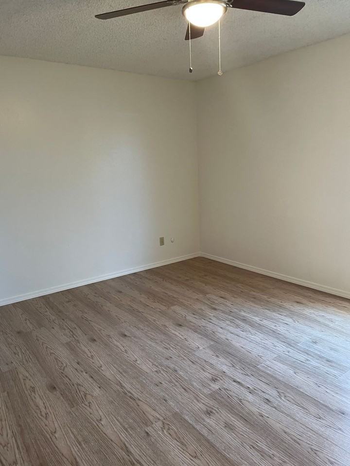 2402 N Grand Ave Apt B - Photo 3 of 17