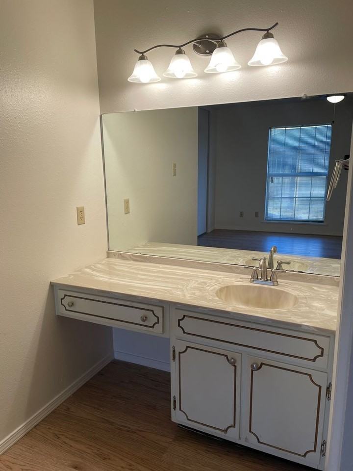 2402 N Grand Ave Apt B - Photo 5 of 17