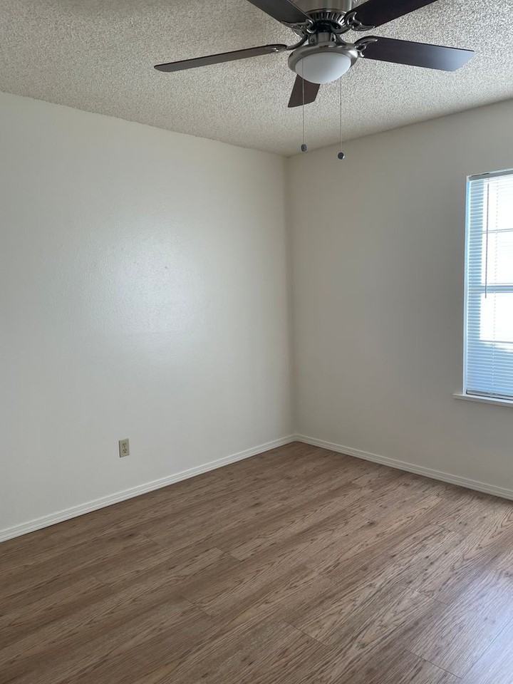 2402 N Grand Ave Apt B - Photo 6 of 17