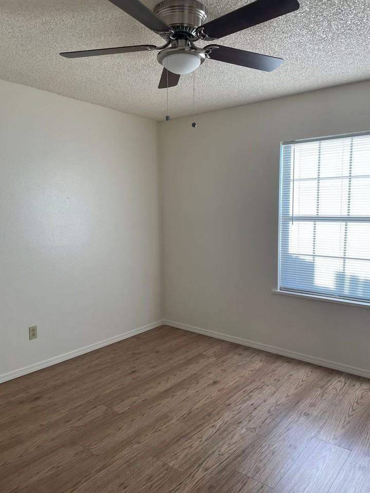 2402 N Grand Ave Apt B - Photo 7 of 17