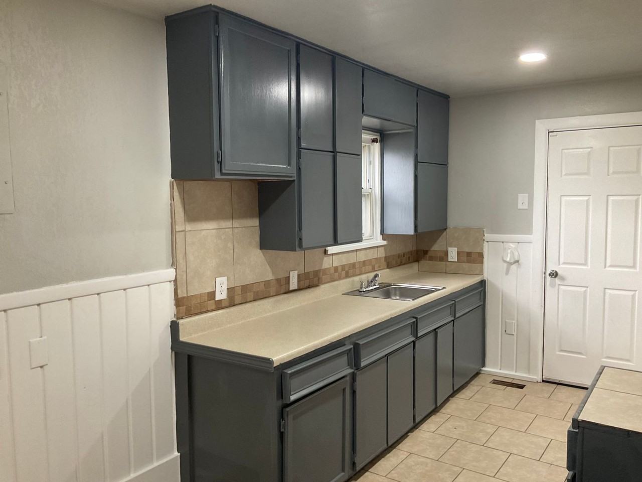 303 W Kittyhawk Dr - Photo 2 of 10