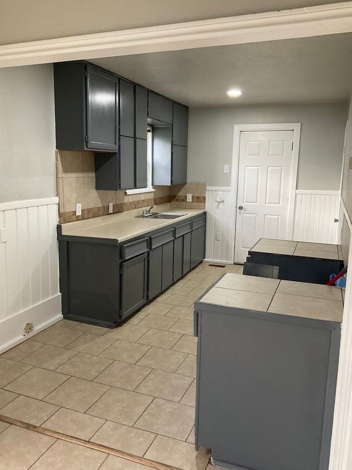 303 W Kittyhawk Dr - Photo 3 of 10