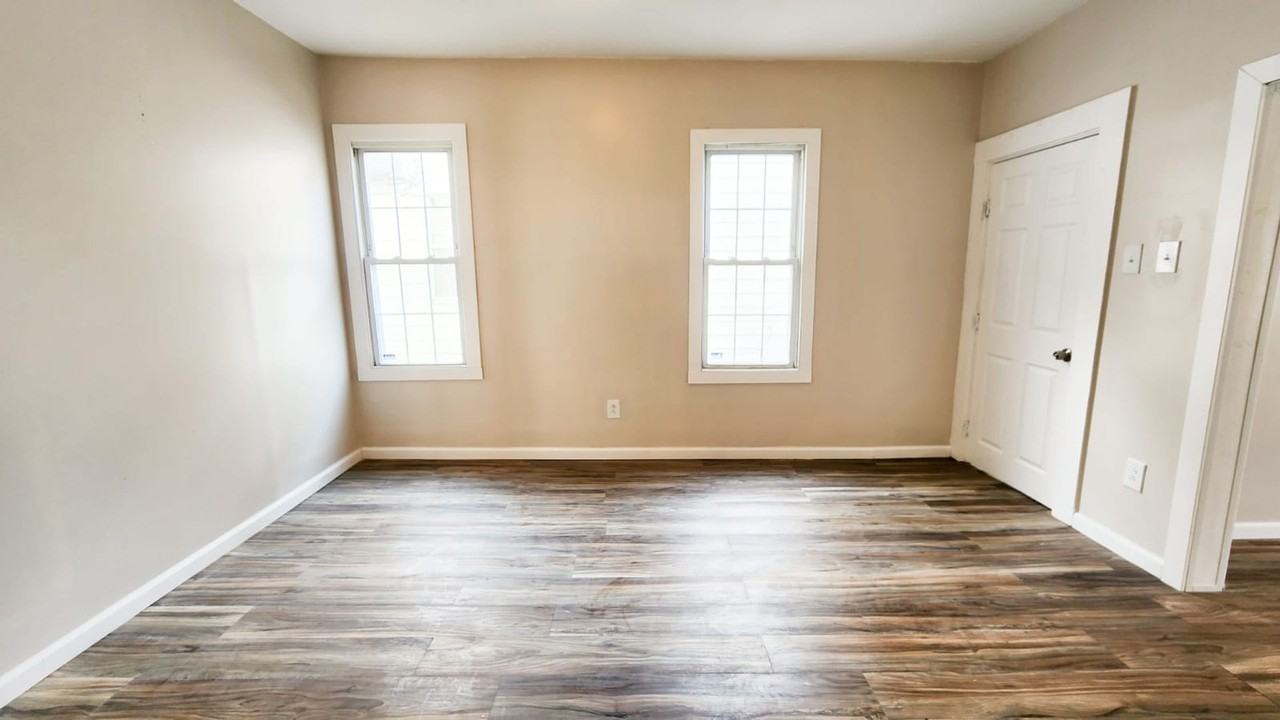 3353 W 32nd St - Photo 3 of 25