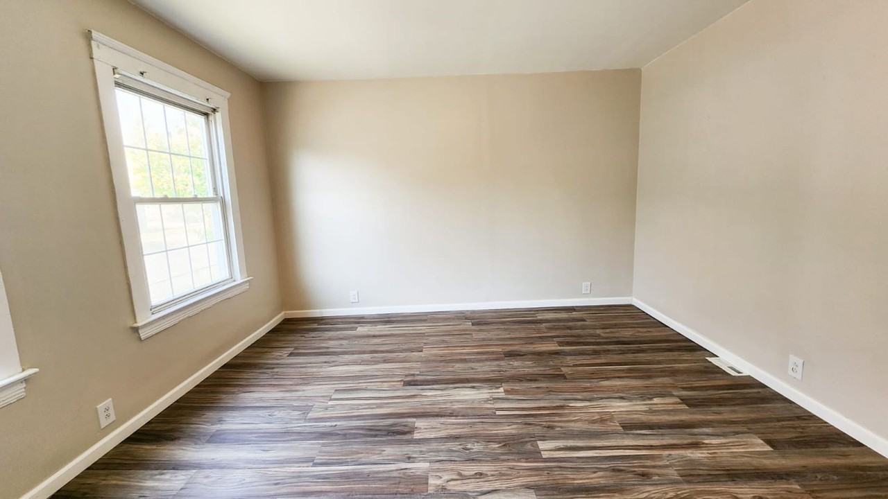 3353 W 32nd St - Photo 4 of 25
