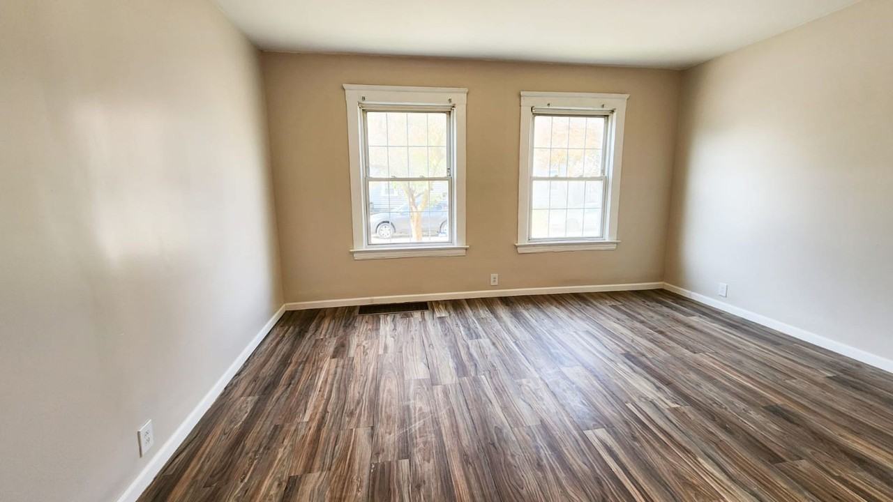 3353 W 32nd St - Photo 5 of 25