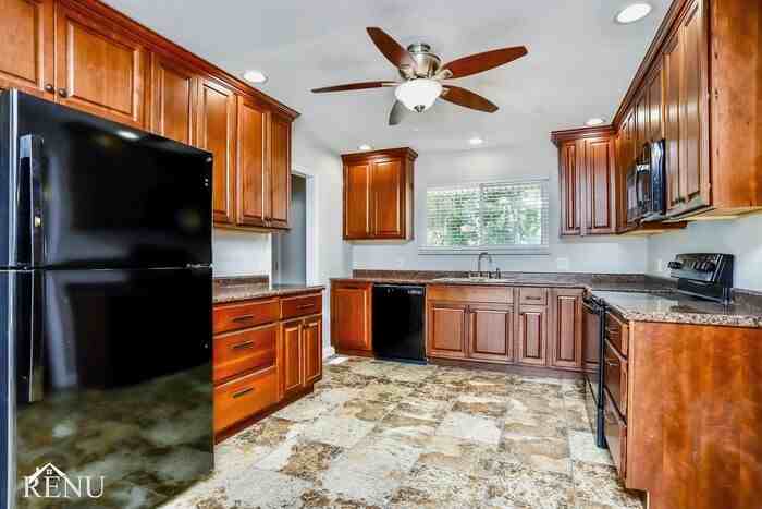 104 Lake Point Dr - Photo 2 of 18