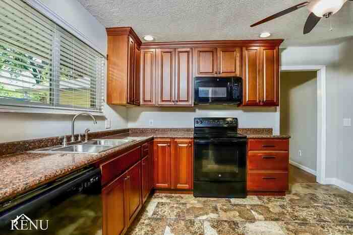 104 Lake Point Dr - Photo 3 of 18