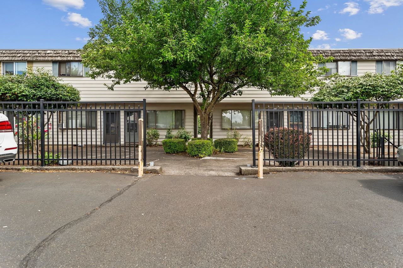 Executive Arms Apartments - Photo 2 of 29