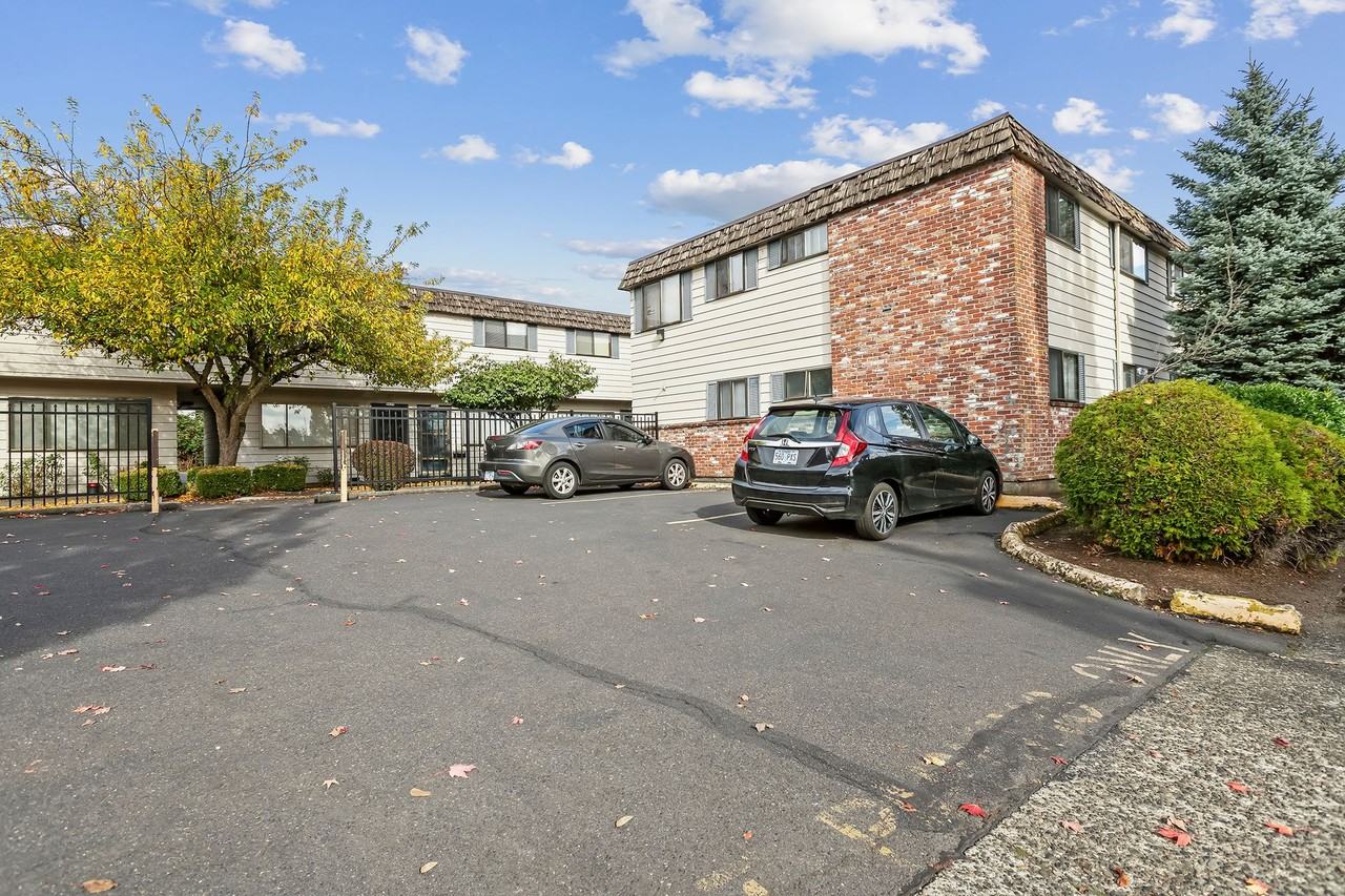 Executive Arms Apartments - Photo 3 of 29