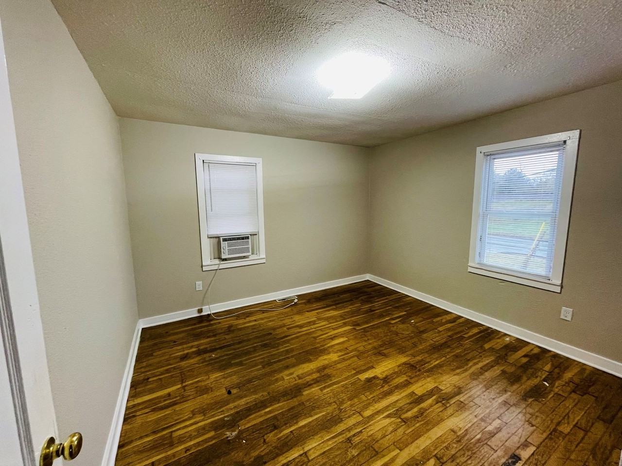 505 E 14th St - Photo 4 of 6