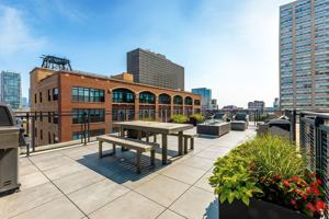 featured image of 61 E 21st St