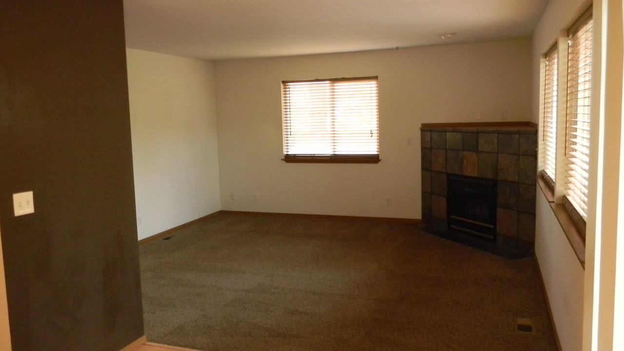 835 N 2nd St - Photo 6 of 9