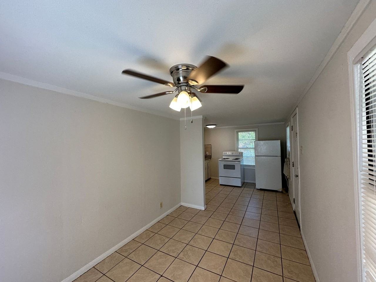 3206 W Gadsden St - Photo 2 of 9