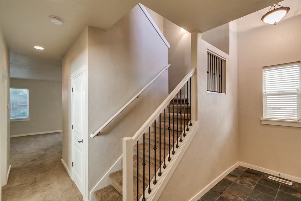 2467 Mountain Ter - Photo 4 of 20