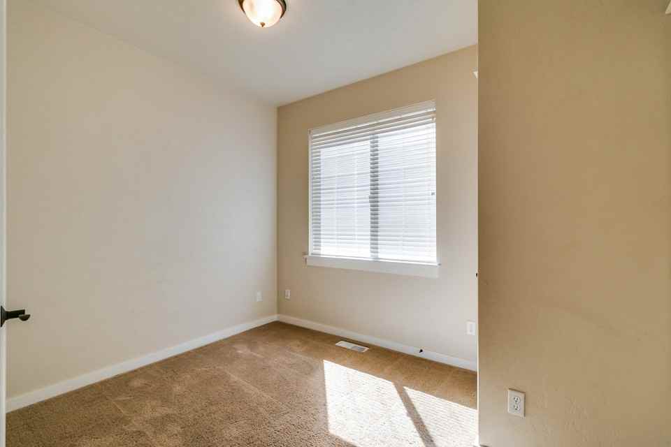 2467 Mountain Ter - Photo 5 of 20
