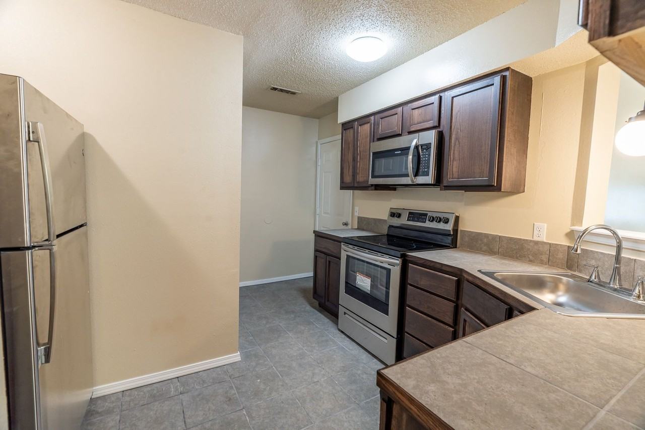 559 S Ray Ave - Photo 5 of 16