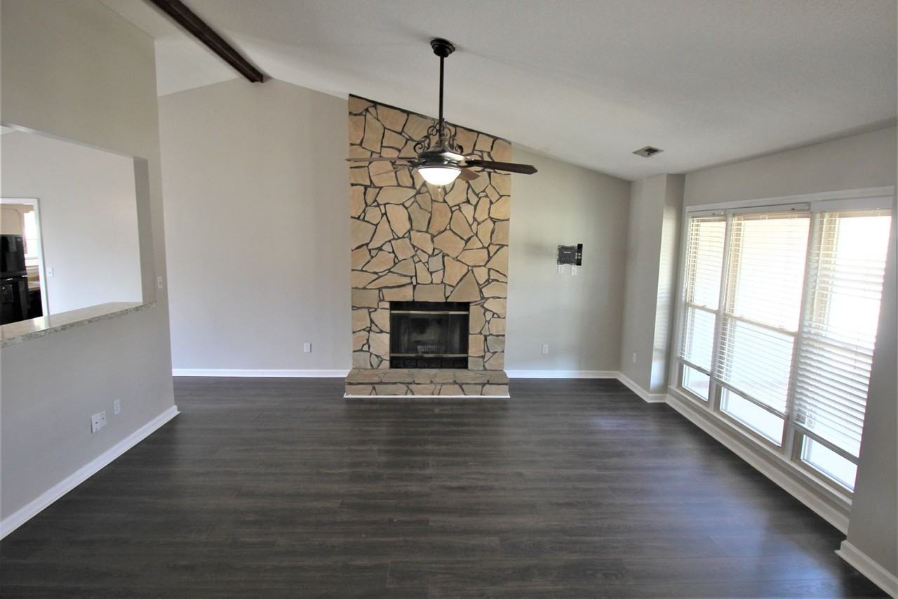 111 Bibb Dr - Photo 2 of 23