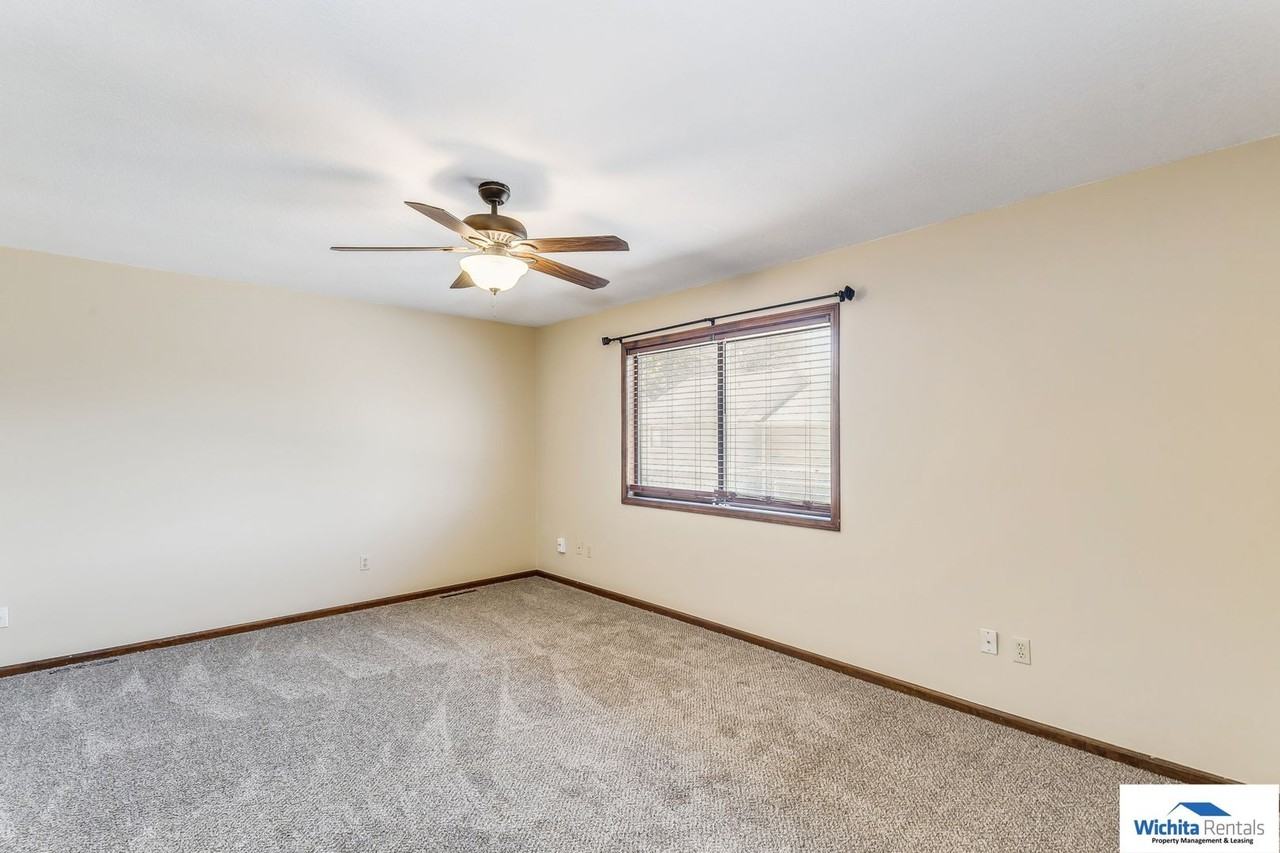 1033 E Redwood Rd - Photo 6 of 16