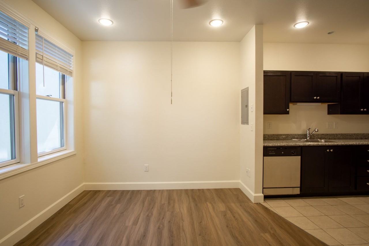 2007 Ne Broadway St #5 - Photo 3 of 10