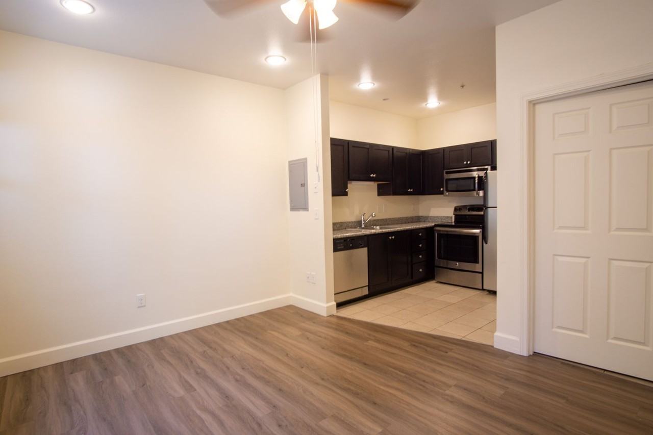 2007 Ne Broadway St #5 - Photo 4 of 10