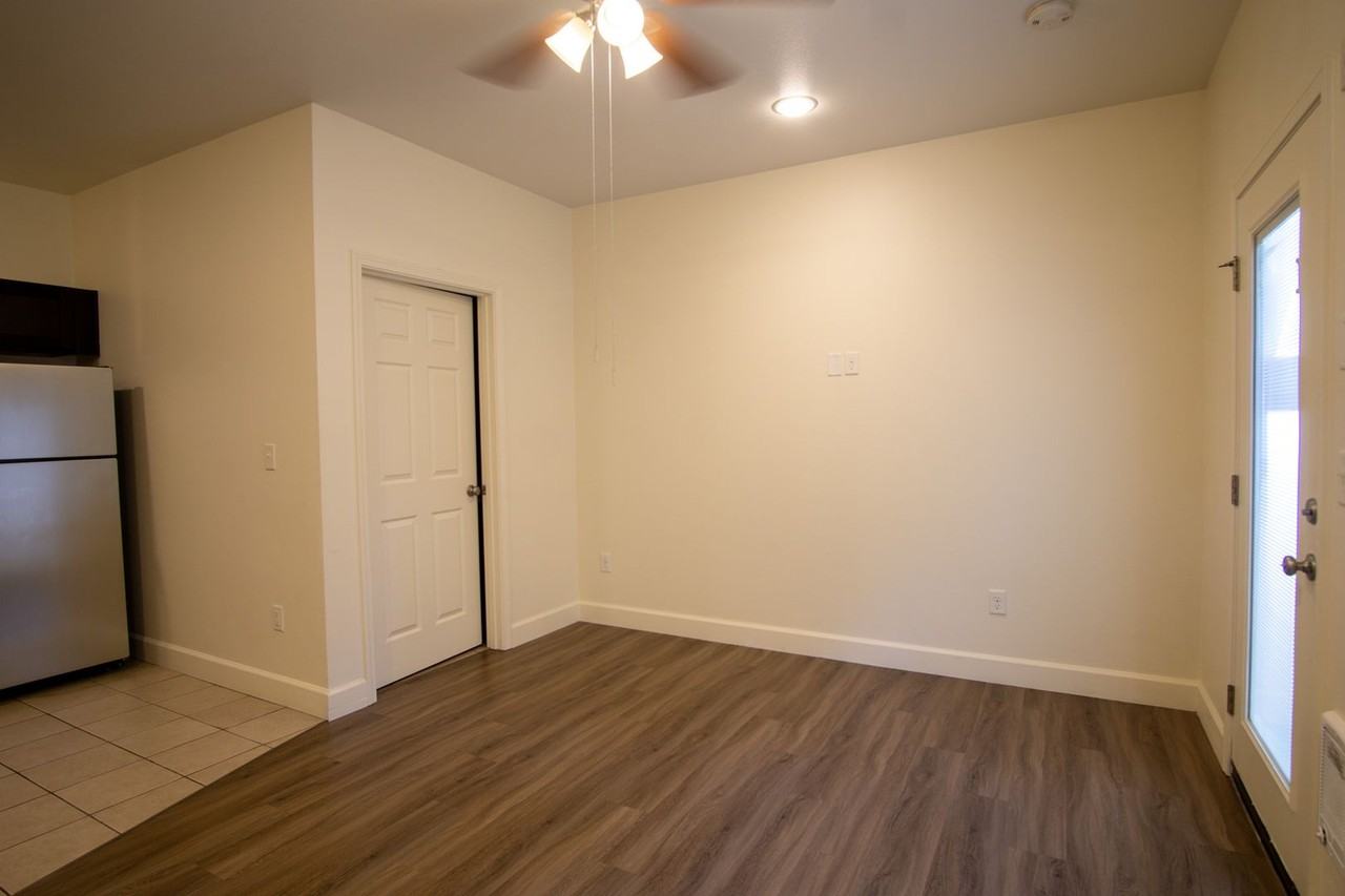 2007 Ne Broadway St #5 - Photo 5 of 10