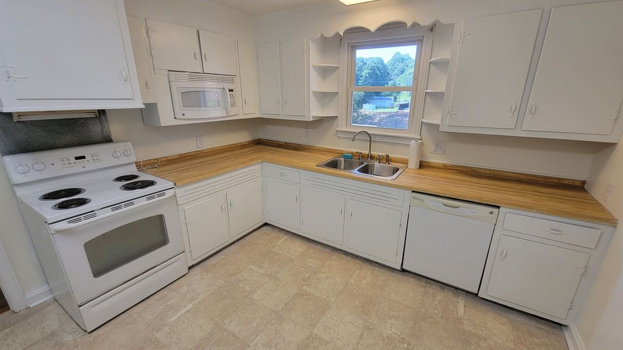 110 Ellen St - Photo 2 of 13