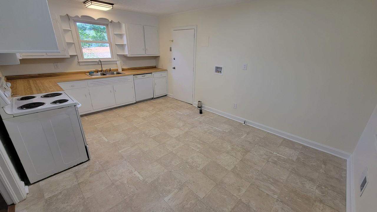 110 Ellen St - Photo 3 of 13