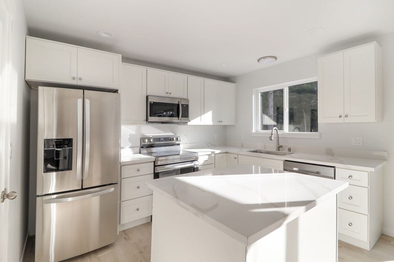 1297 Russell Dr - Photo 3 of 13