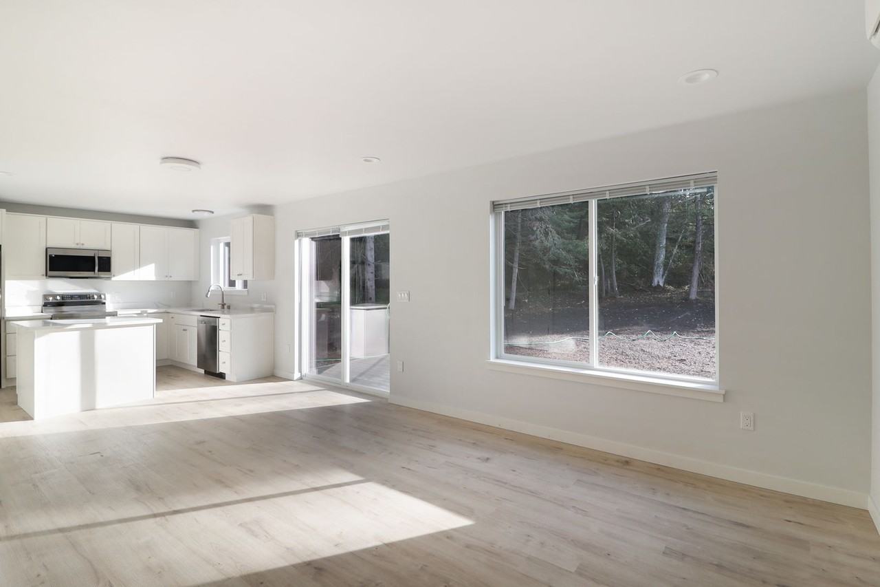 1297 Russell Dr - Photo 4 of 13