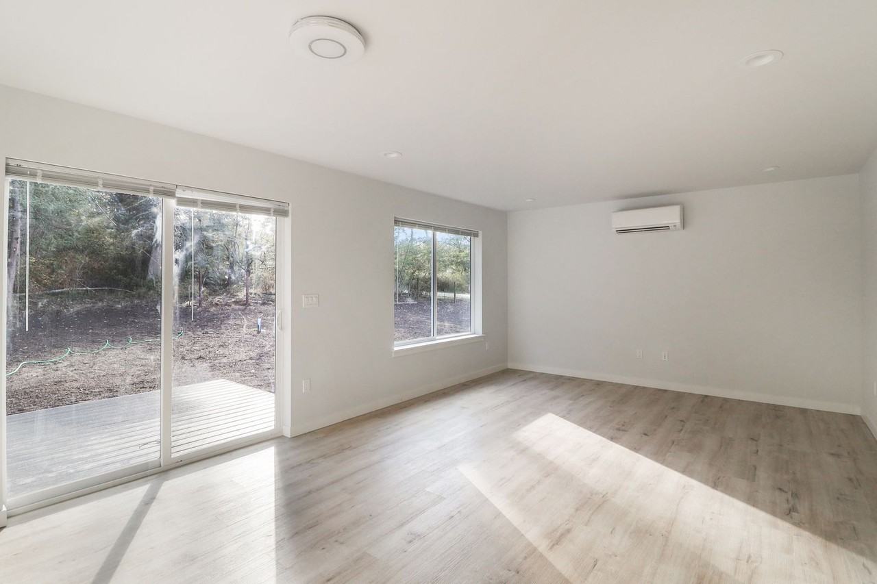 1297 Russell Dr - Photo 5 of 13