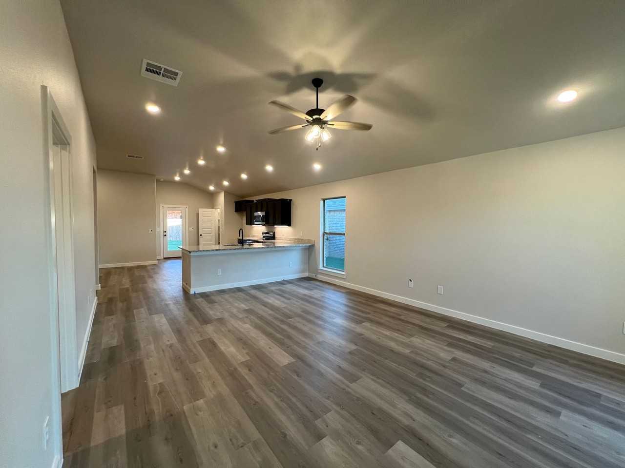 806 E 32nd St - Photo 5 of 35