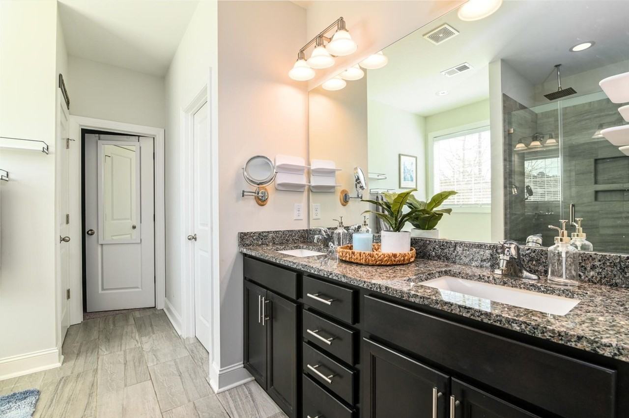 1077 Oak Bluff Ave - Photo 3 of 27