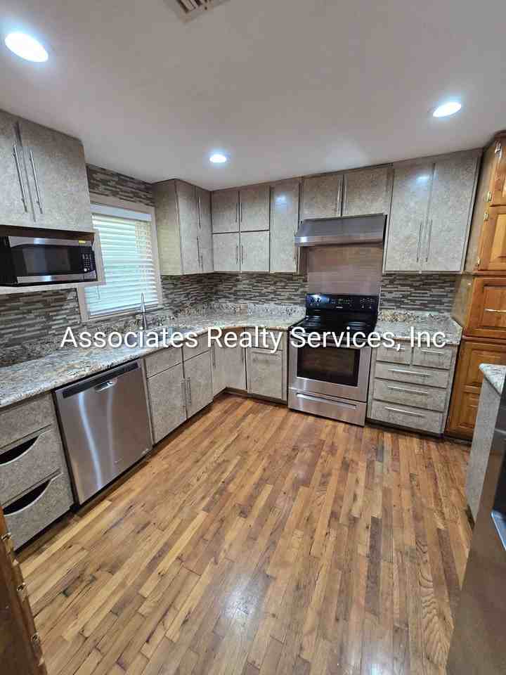 115 Se 48th St - Photo 3 of 6
