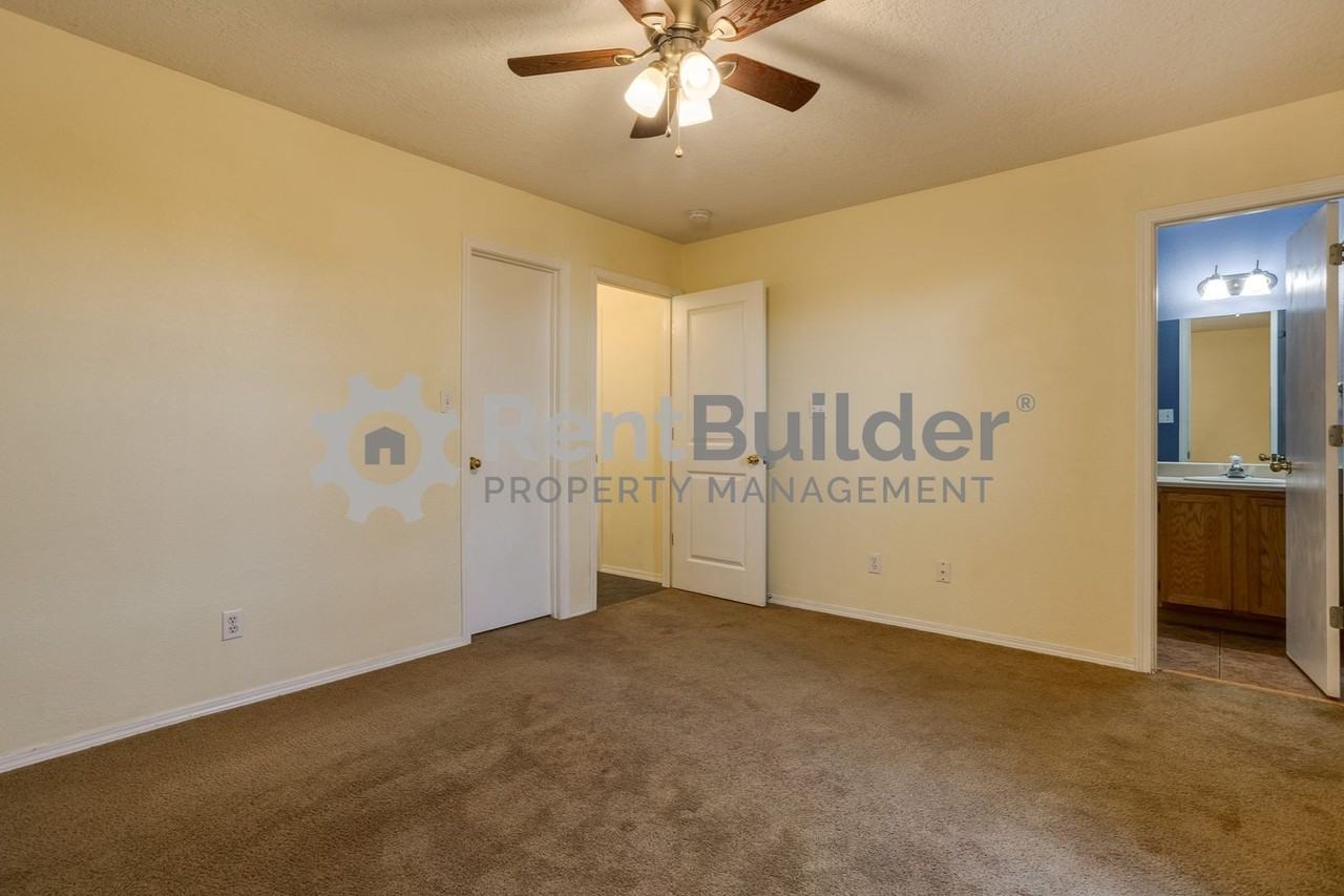 708 Shire St Sw - Photo 3 of 24