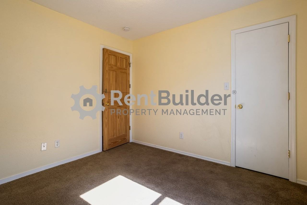 708 Shire St Sw - Photo 7 of 24