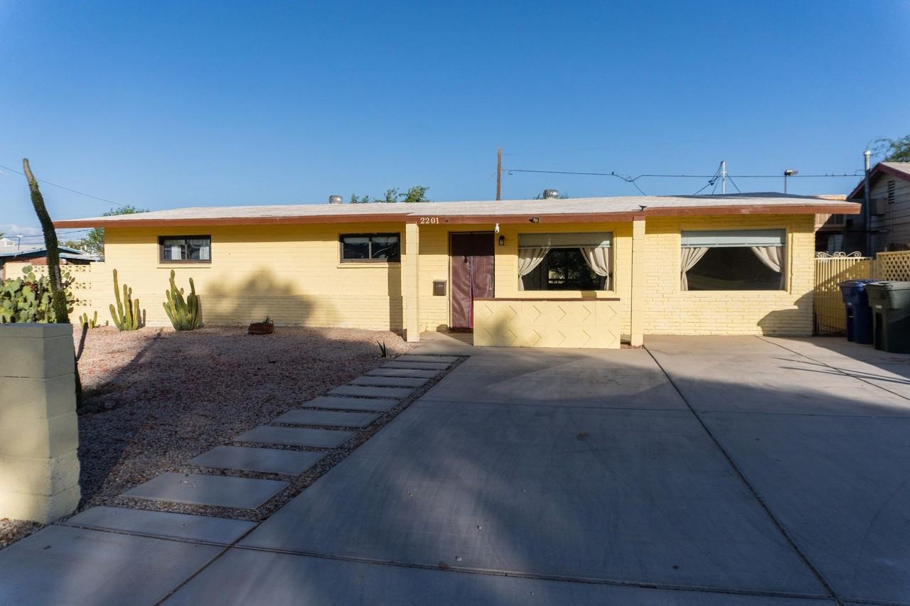 2201 S 6th Ave - Photo 2 of 42