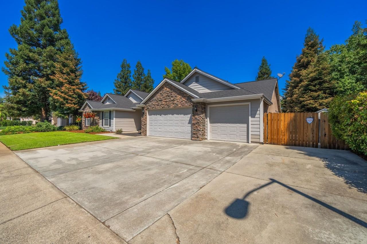 2774 Western Oak Dr - Photo 2 of 42