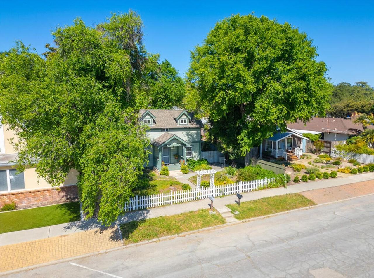 1529 Oak St - Photo 2 of 23