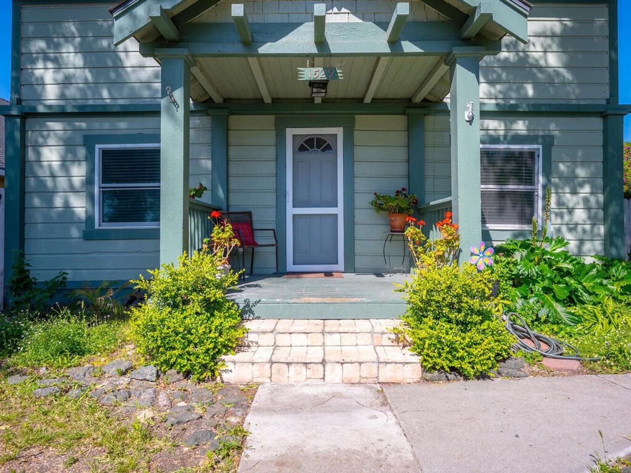 1529 Oak St - Photo 3 of 23